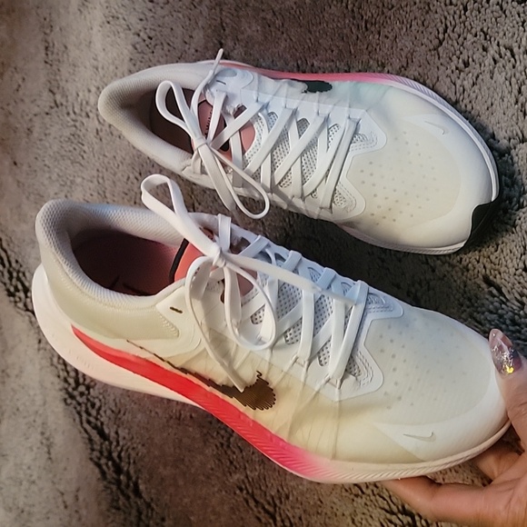 Nike - Picture 2 of 4